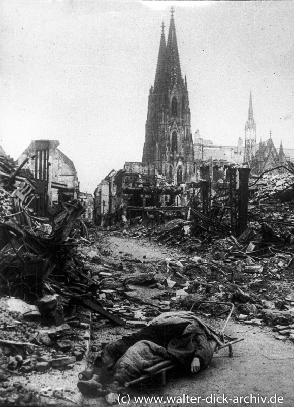 Toter Soldat in der Hohe Straße in Köln 1945