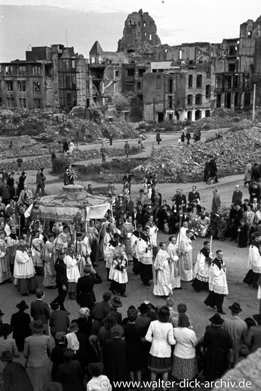 WDA141-004 Fronleichnamsprozession in der Kölner Trümmerwüste