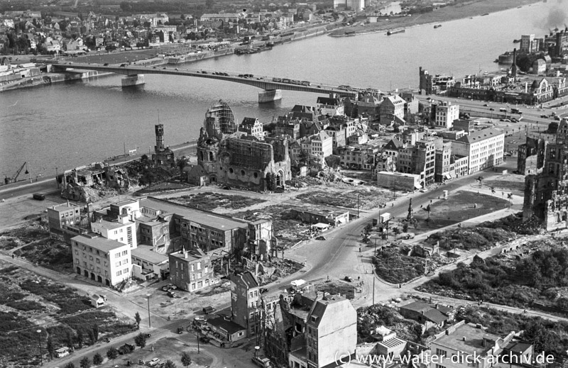 Zerstörte Kölner Altstadt und Groß St. Martin