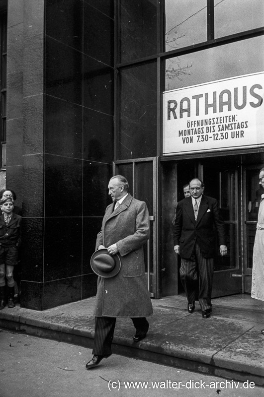 Konrad Adenauer verlässt das provisorische Kölner Rathaus 1951