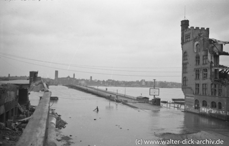 Köln-Deutzer Brücke "Tausendfüßler" bei Hochwasser 1946