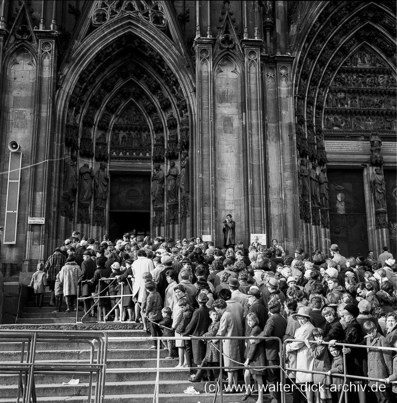 Trauernde Menschen Beerdigung Konrad Adenauer 1967
