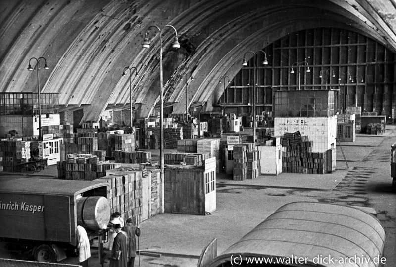 In der neuen Markthalle 1948