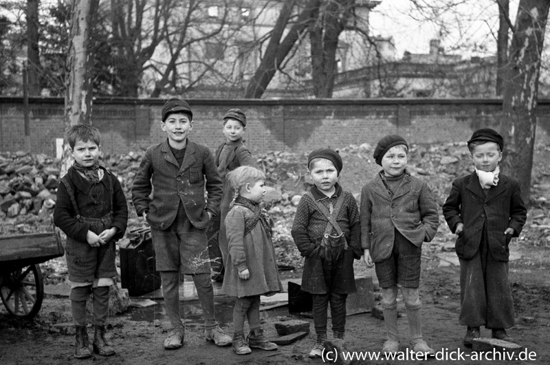 Sieben Kölner Kinder vor Trümmerbergen