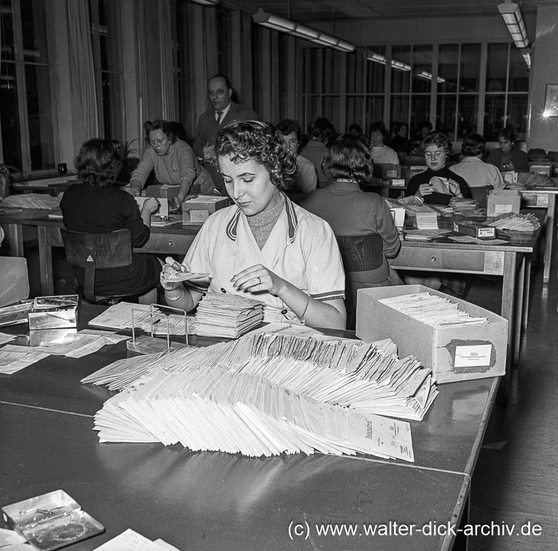 Bearbeitung von Postscheckbriefen 1958