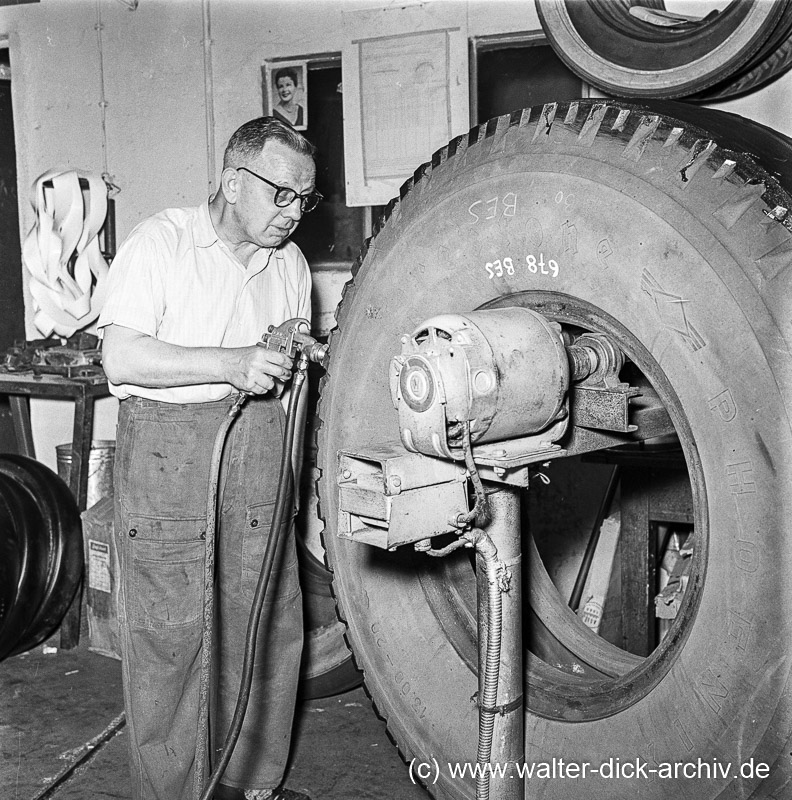 Runderneuern von Autoreifen in Düsseldorf 1963