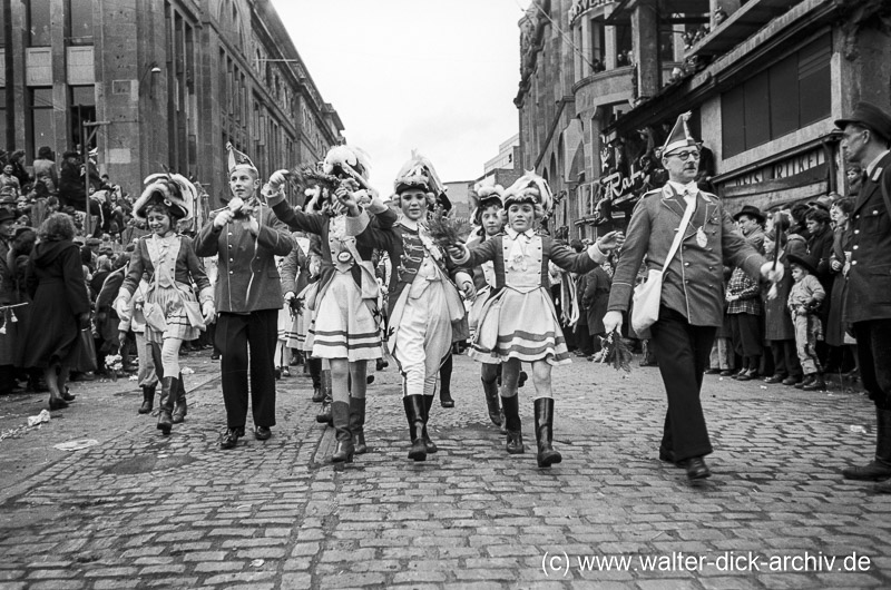 Kindergruppe beim Rosenmontagszug 1951
