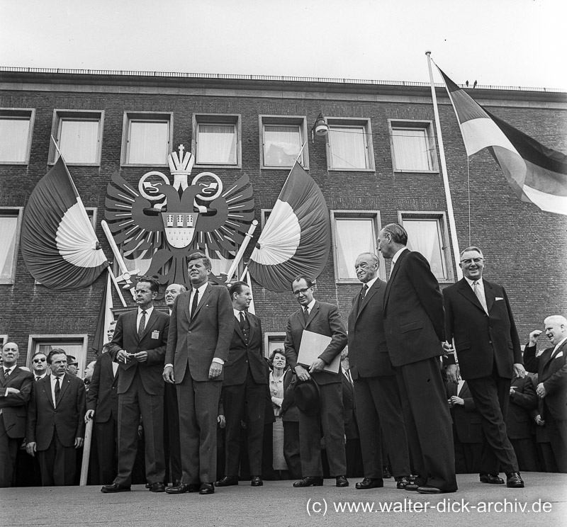 J.F. Kennedy hält eine Rede vor dem Kölner Rathaus 1963