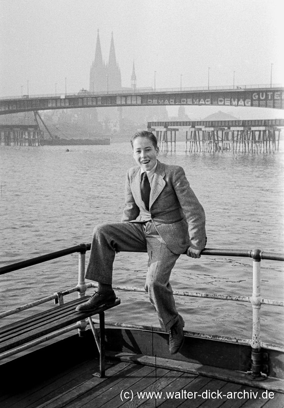 Junger Mann vor der neuen Brücke 1948