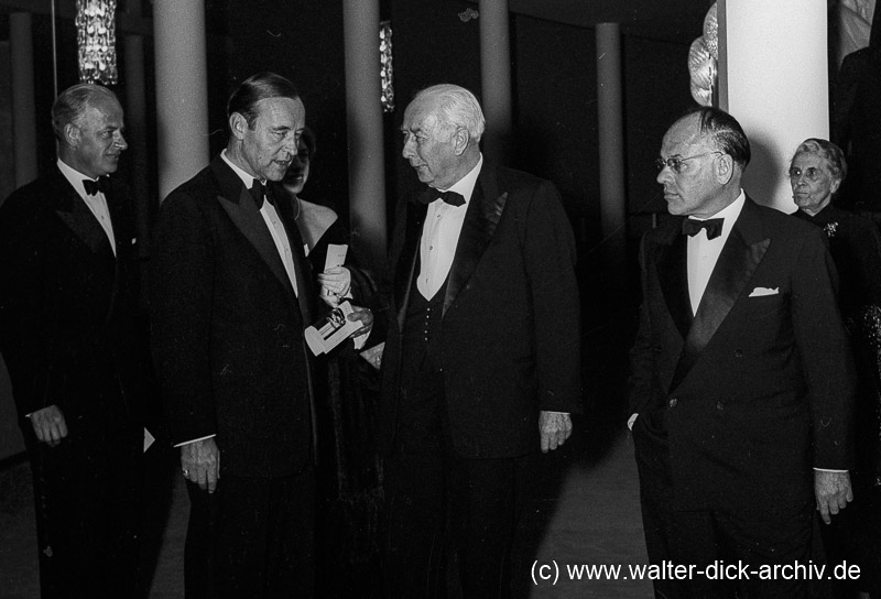 Bundespräsident Theodor Heuss bei der Eröffnung der neuen Oper 1957