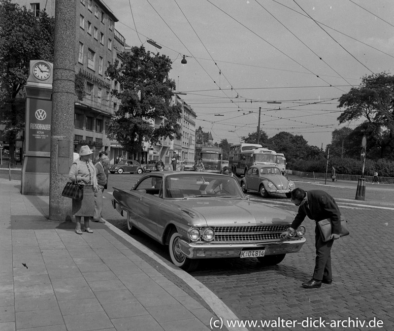 Ein US "Straßenkreuzer" von Ford am Ebertplatz in Köln