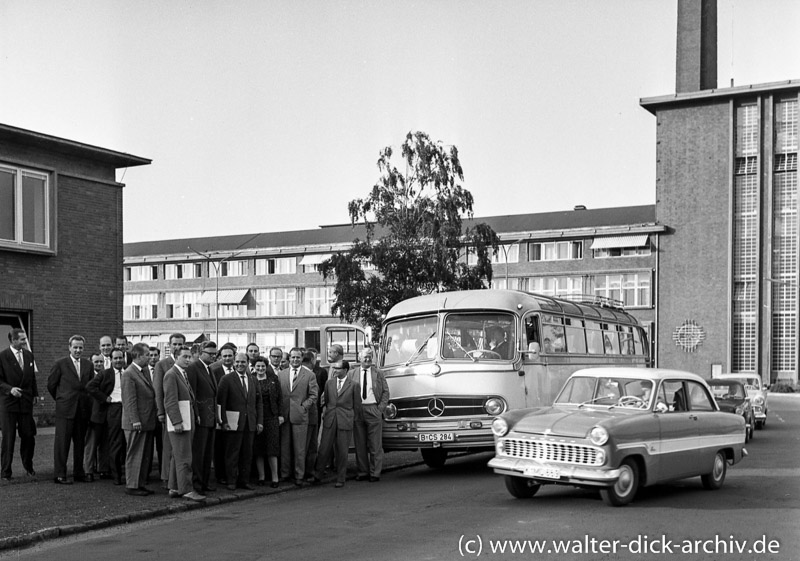Mitarbeiter aus Berlin vor dem Ford-Werk 1959