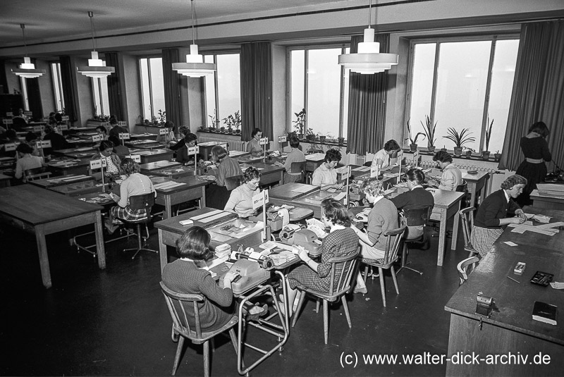 Buchungsarbeiten im Großraum 1958