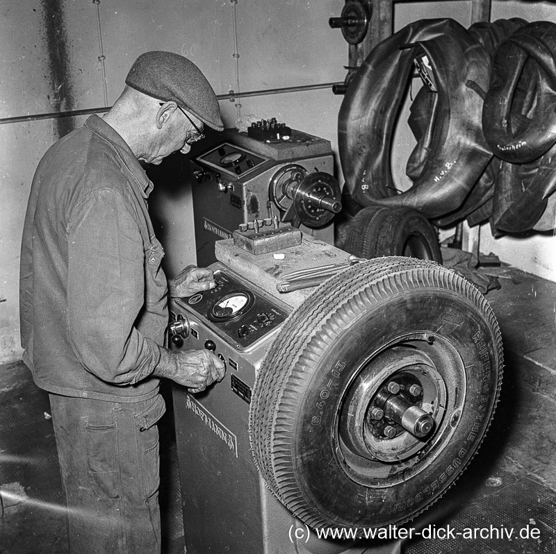 WDA2097-2-006 Auswuchten bei Reifen Bothe 1963