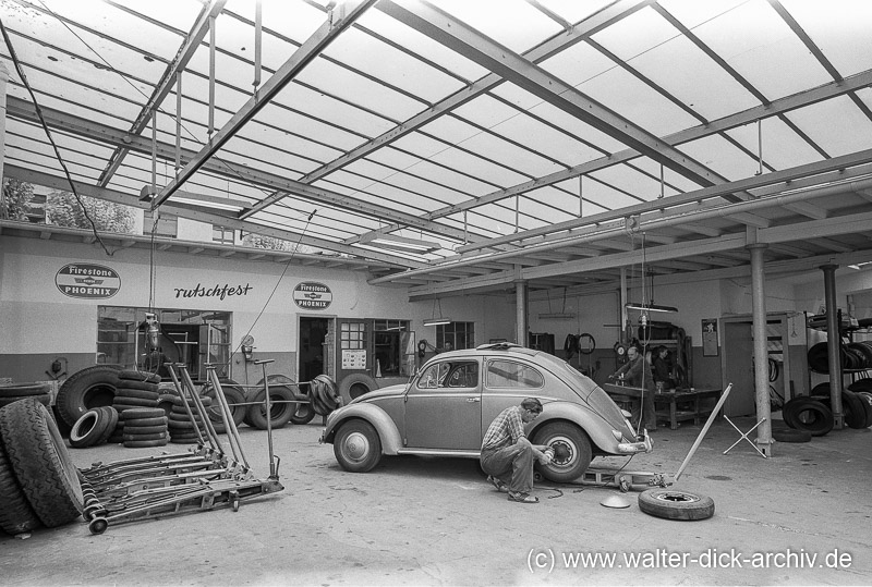 WDA2097-6-001 Reifenwechsel an einem VW-Käfer 1963