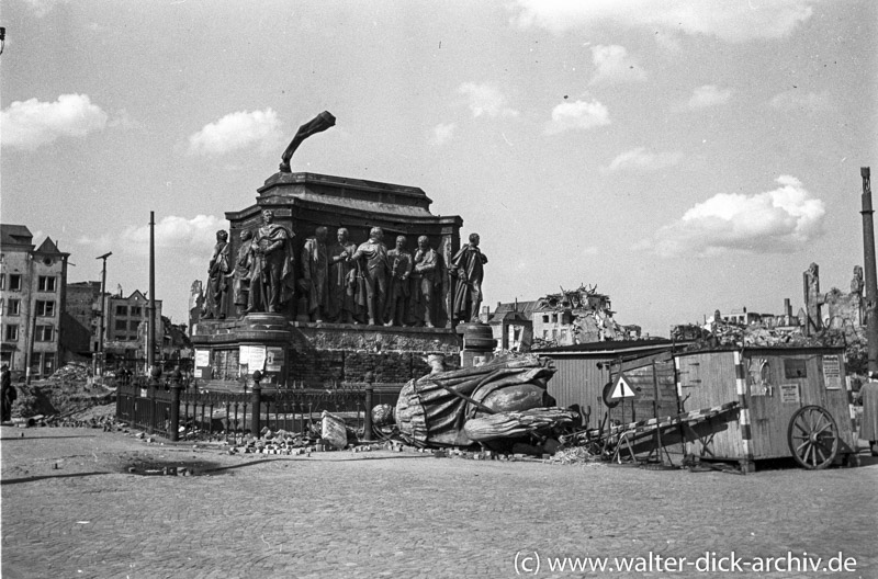 Zerstörtes Denkmal auf dem Heumarkt 1946