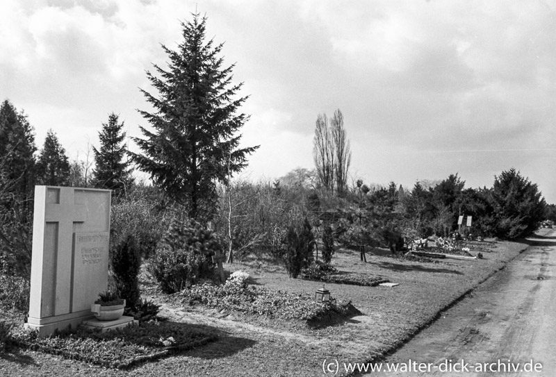 Eindrücke vom Kölner Südfriedhof 1954