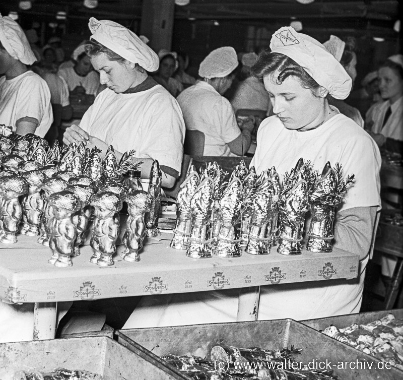 Weihnachtsmann-Produktion bei Stollwerck 1938