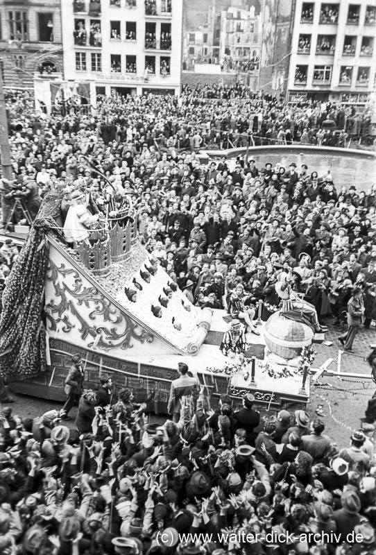 Im Rosenmontagszug 1950