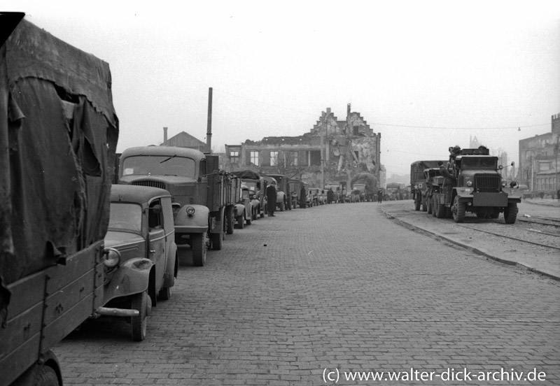 Verkehrsstau im Köln der Nachkriegszeit