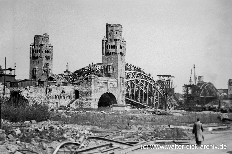 Wiederaufbau der Hohenzollernbrücke 1948