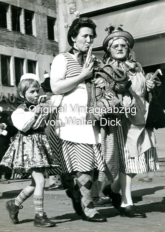 Straßenkarneval 1950er Jahre in Köln Weiberfastnacht