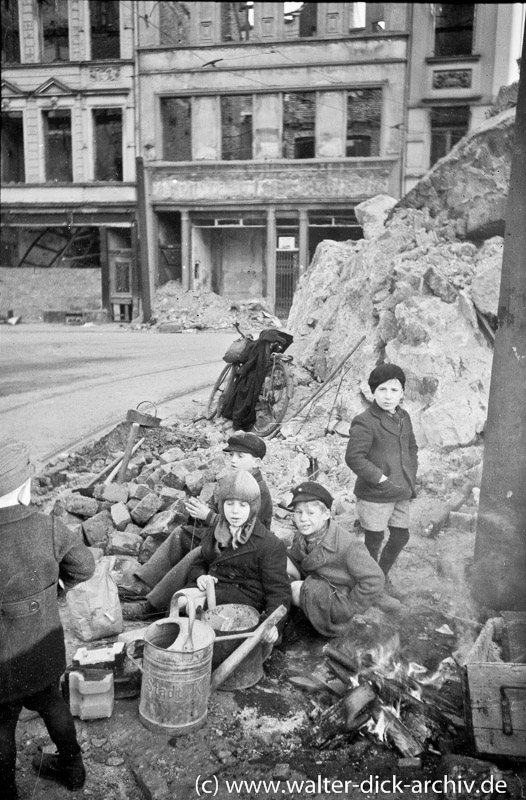 Abenteuerspielplatz in den Ruinen am Kölner Hahnentor 1947