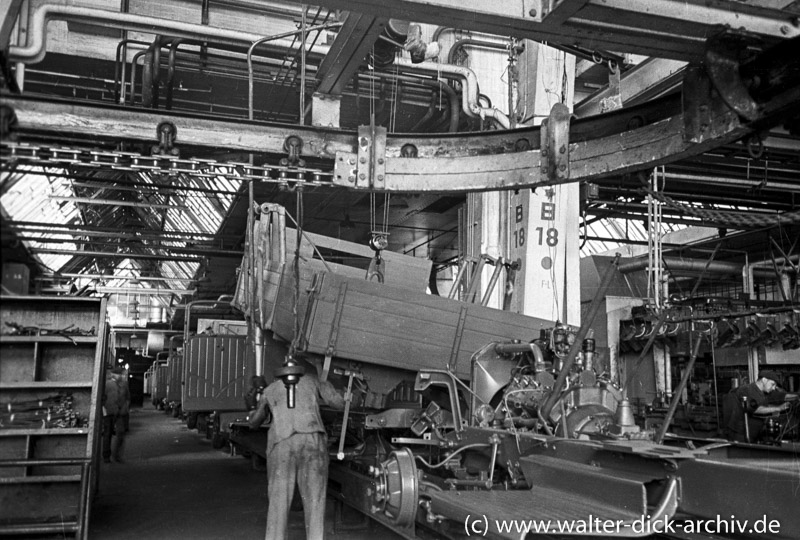 Aufsetzen der Ladefläche an einem Lkw von Ford Köln