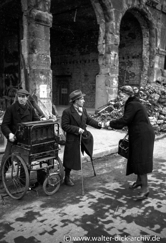 WDA015-1-016 Drehorgelspieler und Invalide