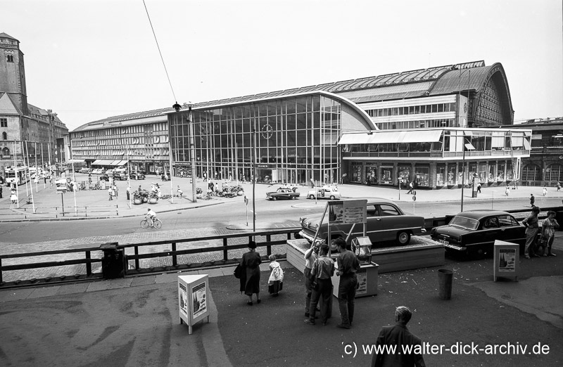Vor dem Hauptbahnhof 1958