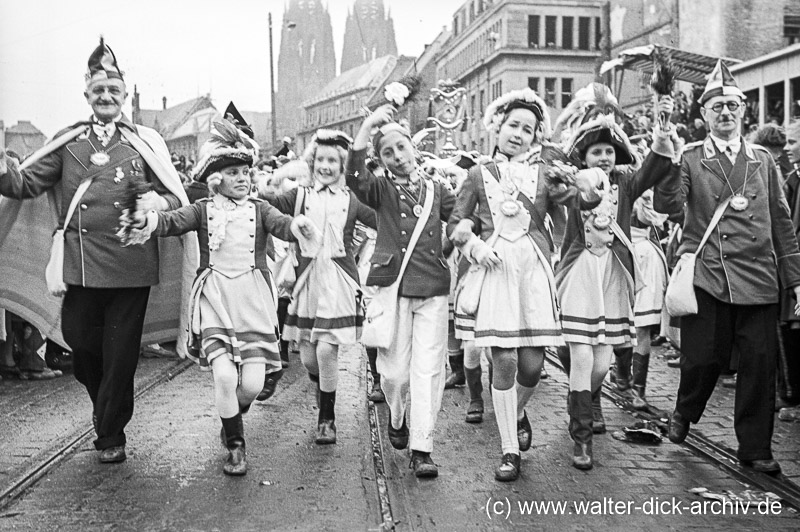 Im Rosenmontagszug 1950