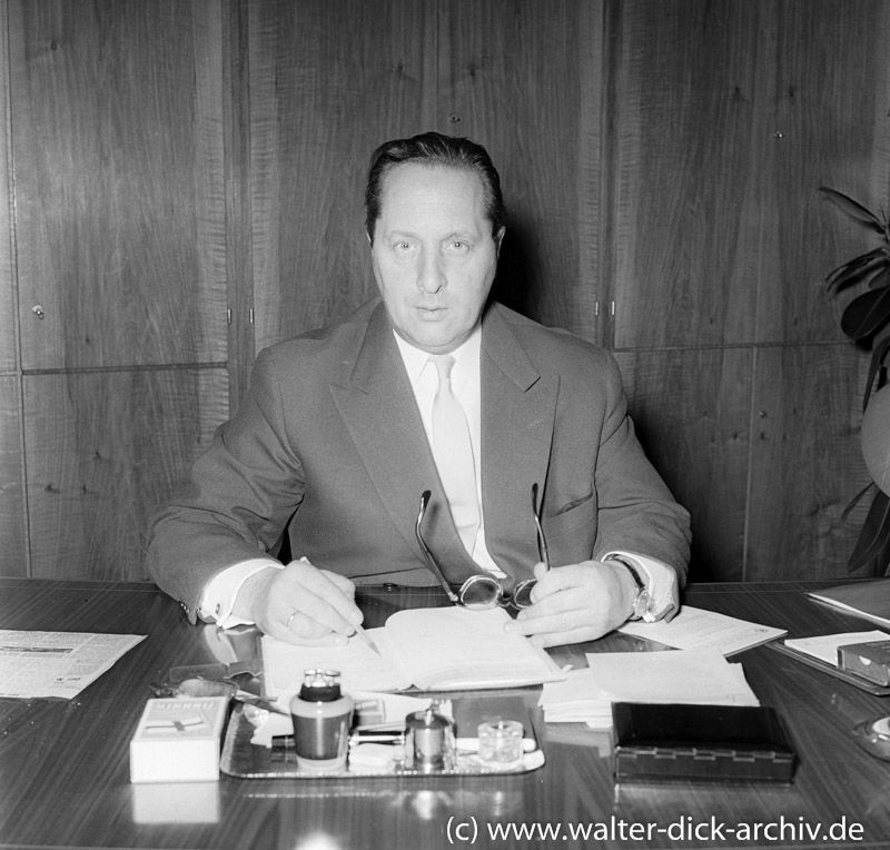 Oberbürgermeister Burauen an seinem Schreibtisch 1966