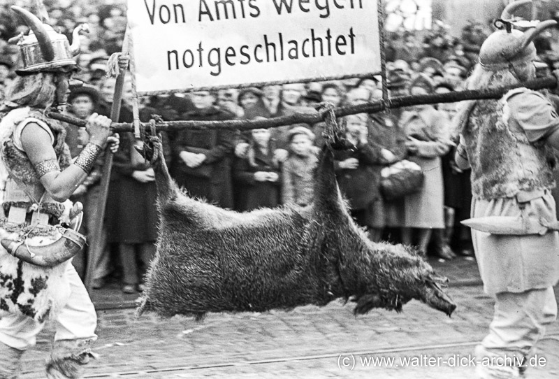 Im Rosenmontagszug 1950