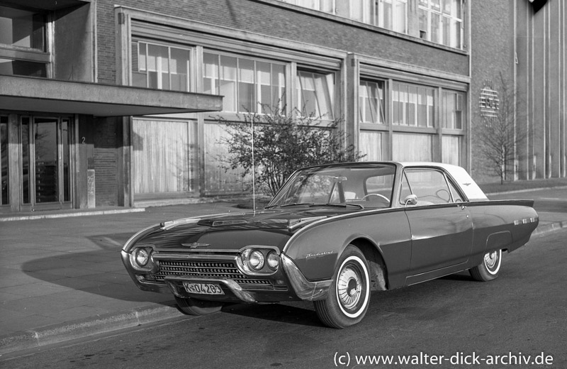 Ford Thunderbird "Bullet Bird" vor den Kölner Ford Werken