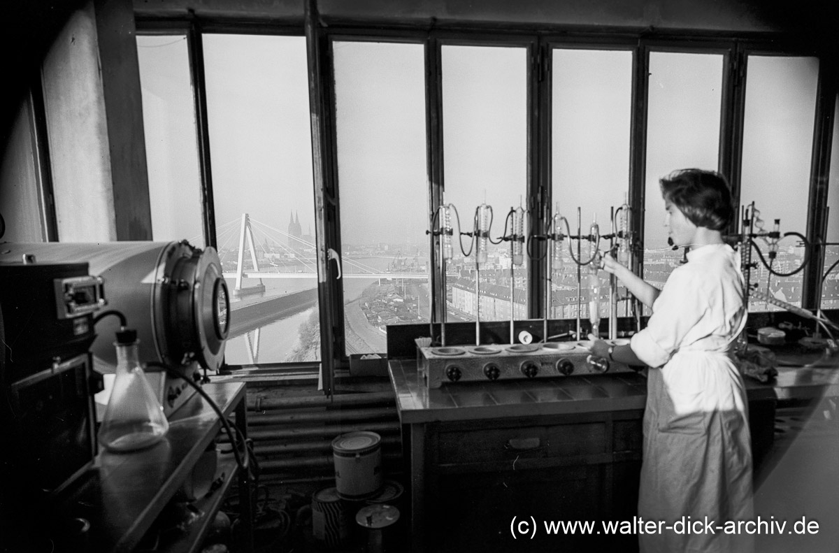 Im Labor der Auer Mühle 1963