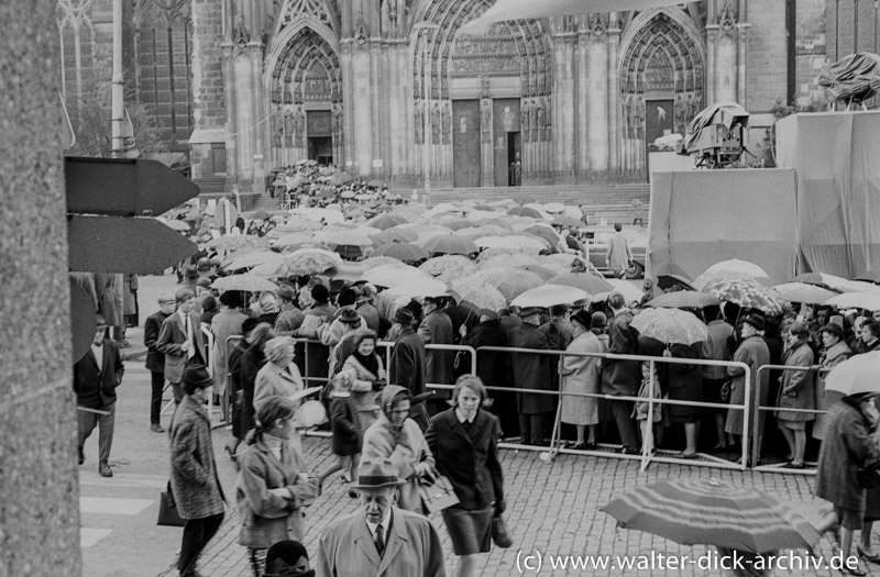 Wartende Menschen Beerdigung Konrad Adenauers 1967