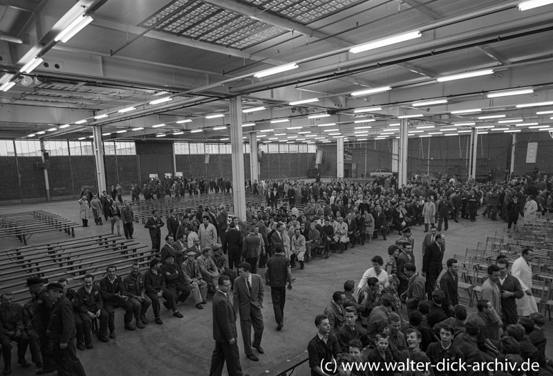 Vor der Jubiläumsfeier in der Werkshalle bei Ford in Köln