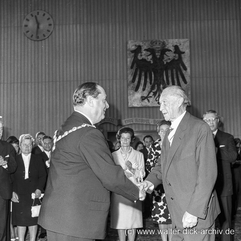 Theo Burauen begrüßt Konrad Adeanauer 1965