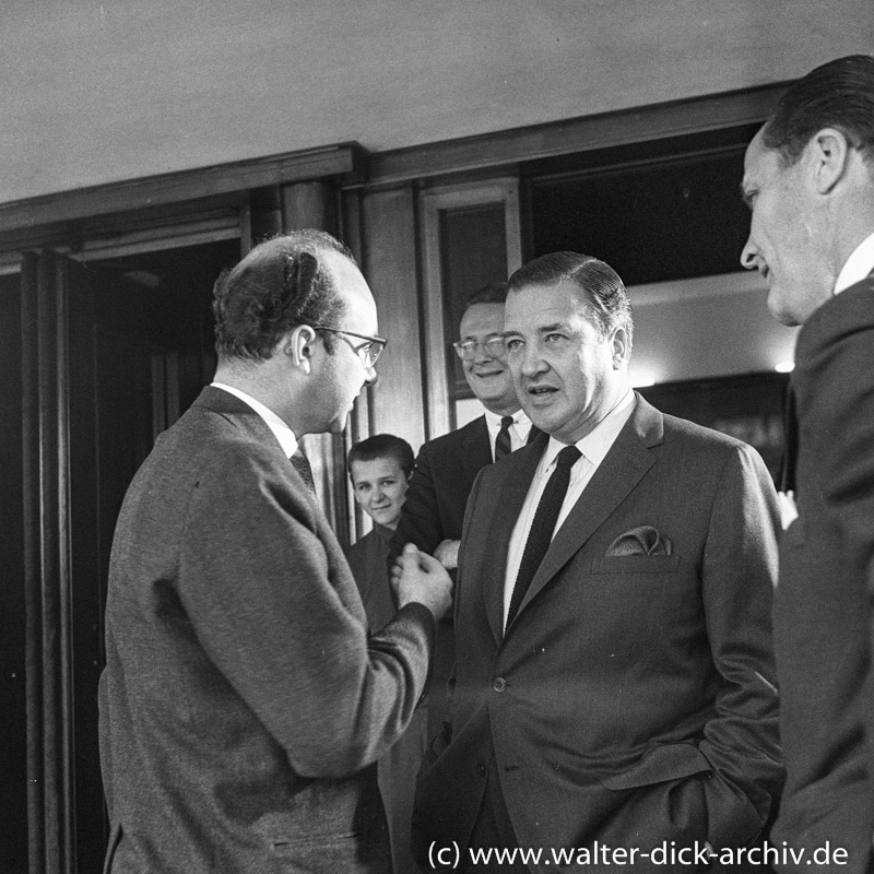 WDR Reporter Rolf Buttler interviewt Henry Ford II