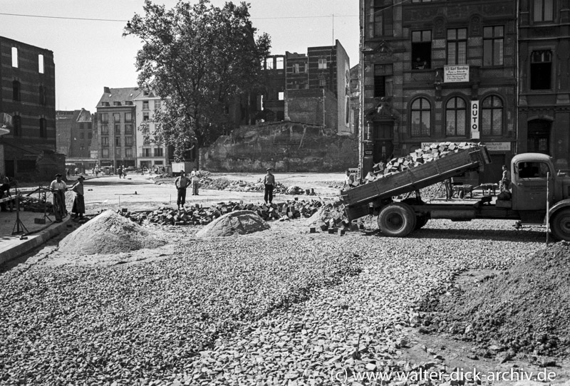 Straßenbau am Beginn der Hahnenstraße 1950