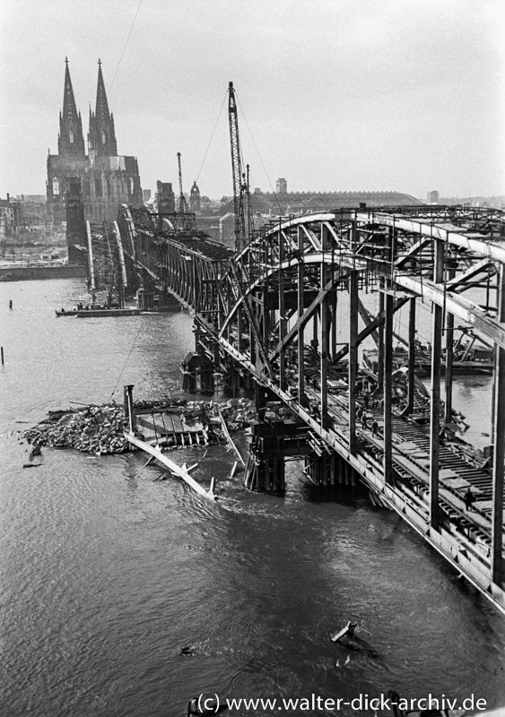 Wiederaufbau der Hohenzollernbrücke 1948