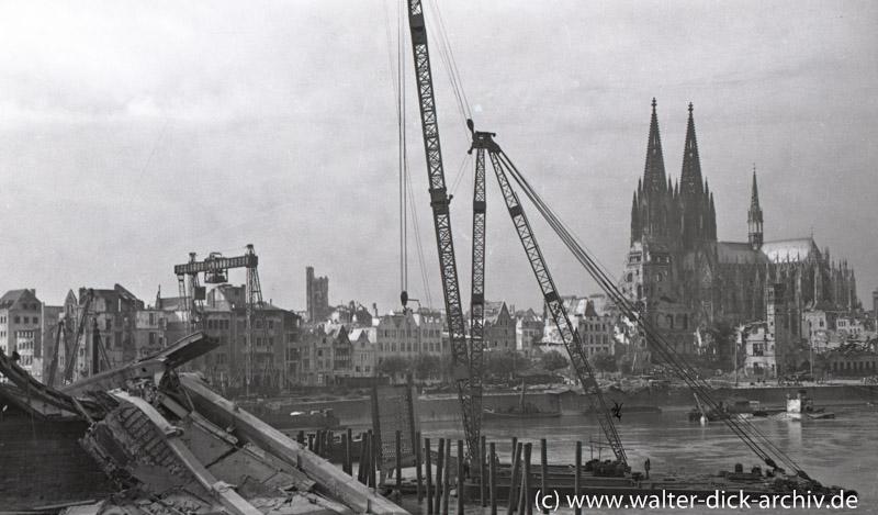 Trümmerräumung der Hängebrücke