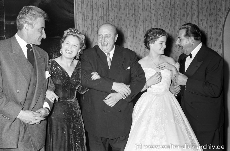 Magda und Romy Schneider mit Kollegen 1954