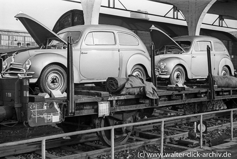 Fertig zum Bahntransport-Ford Taunus aus Köln auf Güterwaggons