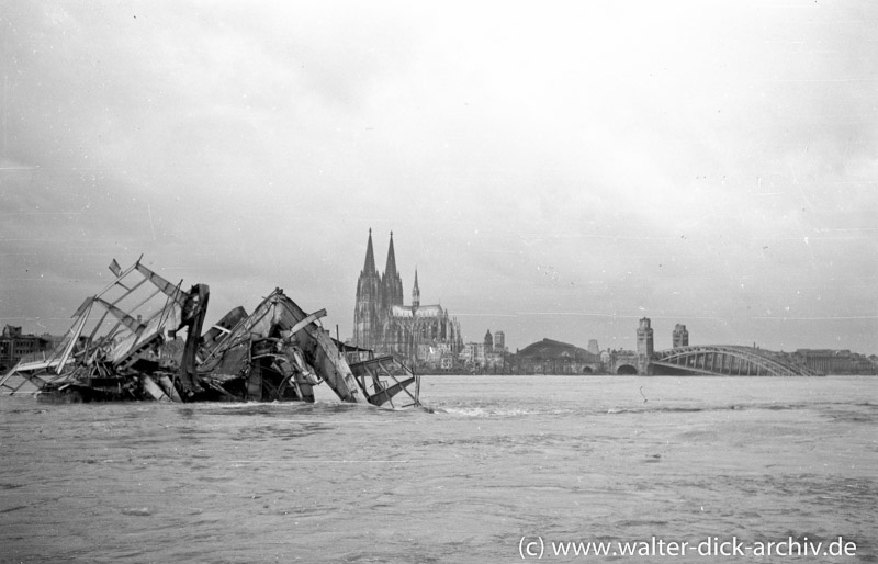 Trümmer der Köln-Deutzer Brücke im Rhein 1945