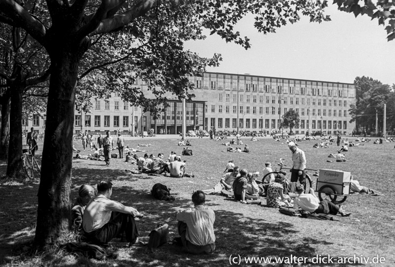 Vor der Universität 1951