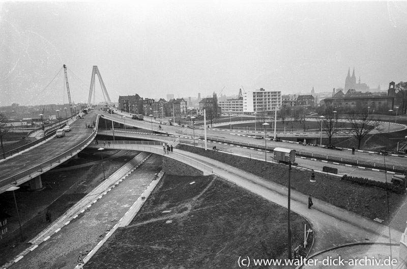 Kurz vor der Eröffnung der Kölner Severinsbrücke