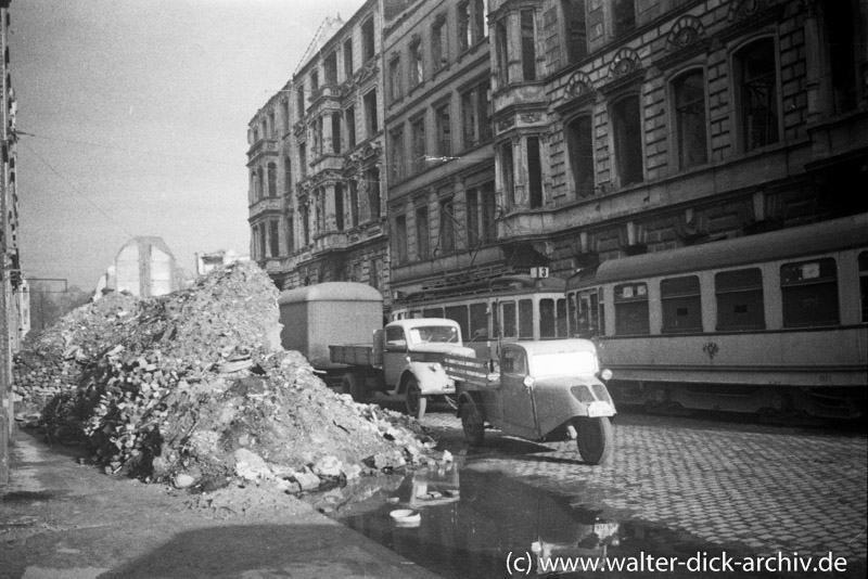 Schuttberge auf der Kamekestraße 1948