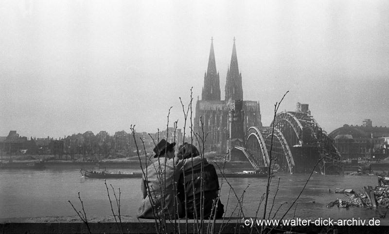 Der Krieg ist vorbei - Paar im Frühling am Rhein 1946
