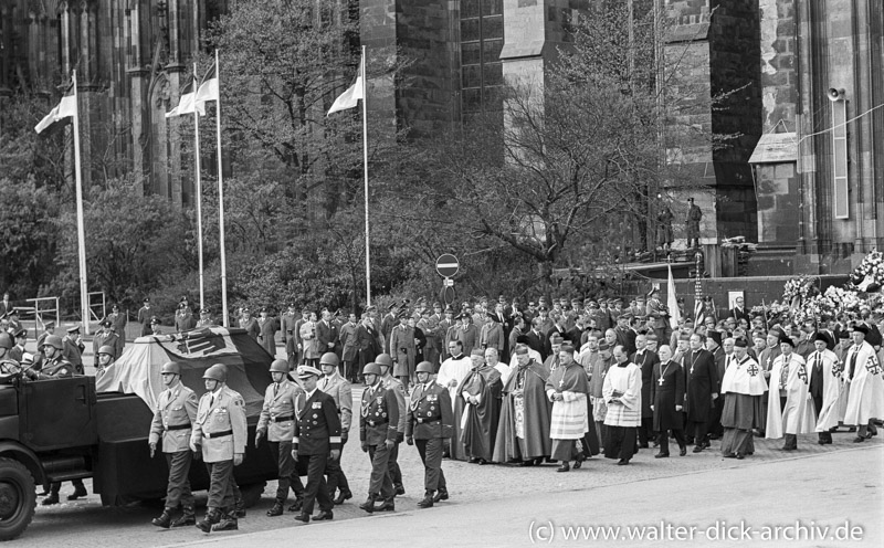 Trauerzug zum Rhein Beerdigung Konrad Adenauers 1967